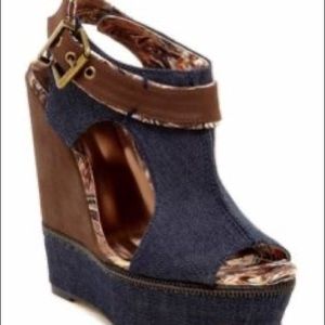 Bucco Cadena Zip Trim Wedge Sandal